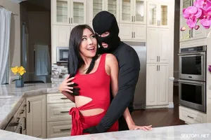 Tanhua Lão Vương đã hẹn hò trực tuyến với một nữ sinh viên mũm mĩm 18 tuổi trong kỳ nghỉ hè. Cô ấy rên lên một tiếng rất dễ thương và bị địt từ phía sau, chất lỏng màu trắng hiện rõ ra...