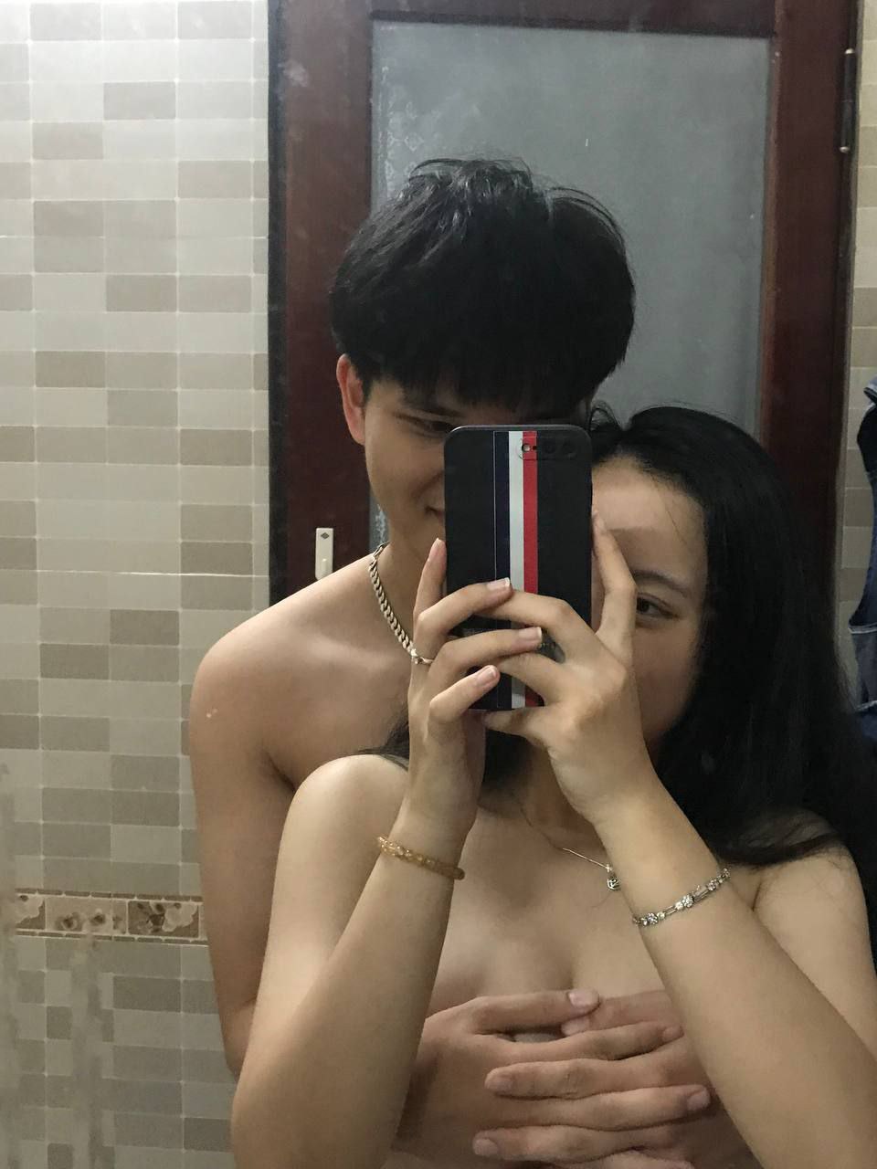 Bú lồn em sinh viên trên tàu điện đông người